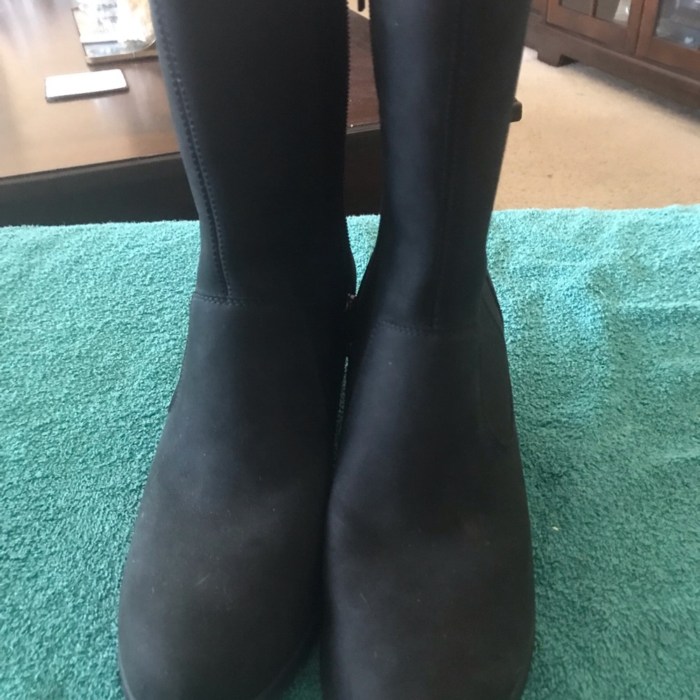 UGG PURE DRESS BOOTS. BLACK/DARK GRAY. Size 9